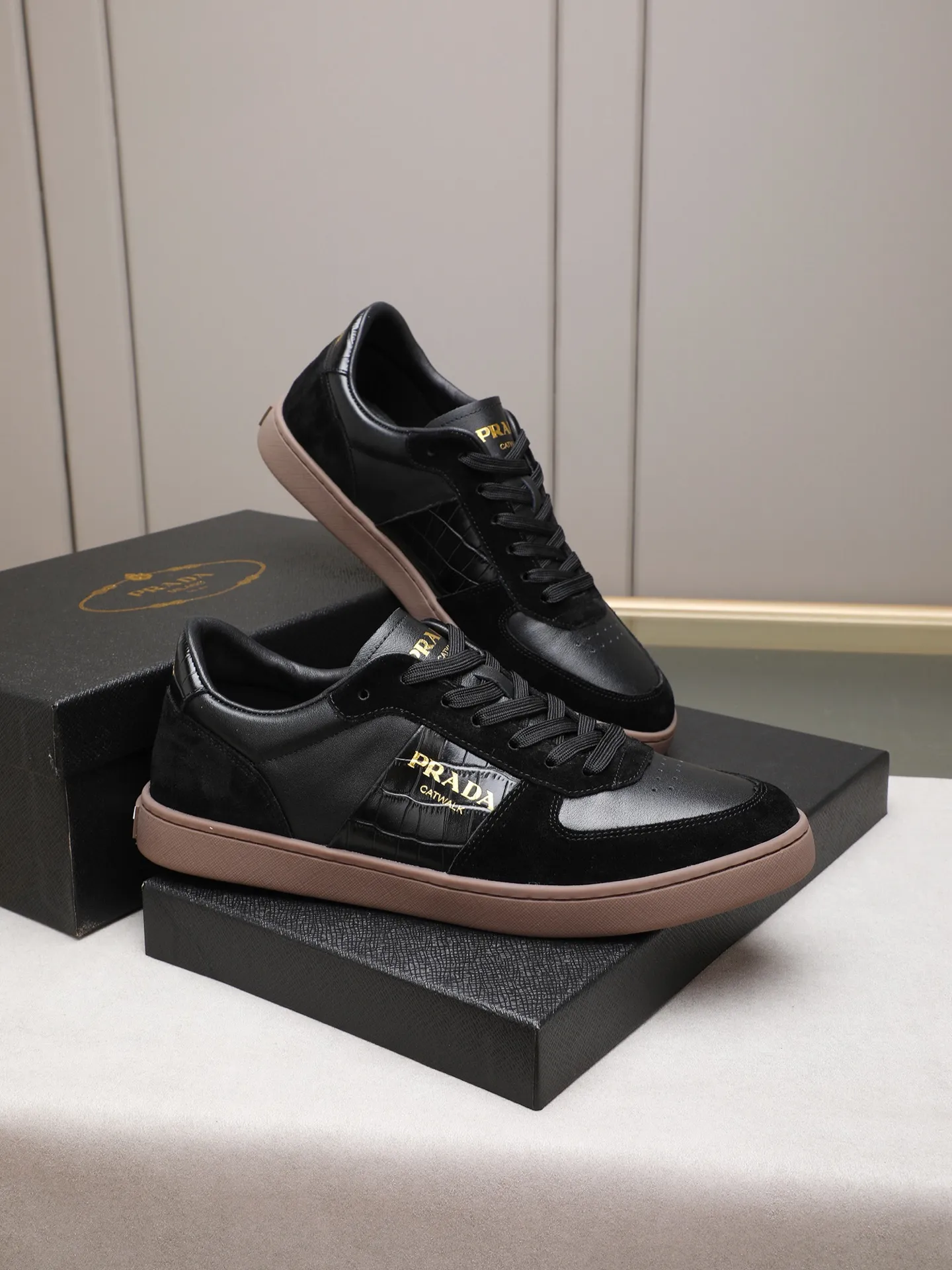 Men's shoes💰420💰 Brand: PRADA (Prada) Standard code: Men's code 38–44 (45 can be customized) Material: Original cowhide, breathable sheep lining Special outsole Style category: Men's fashionable casual sneakers Low-key luxury! Color: actual picture color